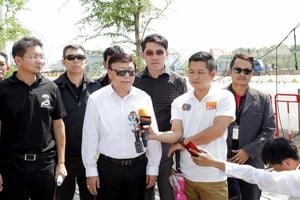 เลขาธิการ กสทช. นำสื่อมวลชนลงพื้นที่สนามหลวงตรวจการเคลื่อนย้ายเสาสัญญาณโทรศัพท์เคลื่อนที่ เพื่อปรับภูมิทัศน์เตรียมพื้นที่สำหรับจัดพระราชพิธีถวายพระเพลิงพระบรมศพ