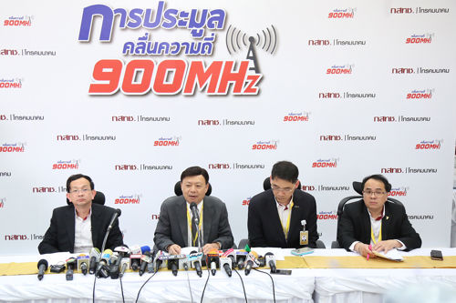 การประมูล 900 MHz ผ่านไป 6 ชั่วโมง ยังไม่มีผู้ประมูลรายใดถอดใจ ย้ำผู้บริโภคไม่ต้องกังวลอัตราค่าบริการสูง สำนักงาน กสทช. กำหนดหลักเกณฑ์ควบคุมราคา 4G ต้องต่ำกว่าราคา 3G ที่ให้บริการอยู่เดิม