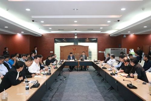 สำนักงาน กสทช. เรียกประชุมผู้ประกอบกิจการโทรคมนาคมและผู้ประกอบการเคเบิ้ลทีวี เพื่อย้ำมาตรการบังคับใช้ในการพาดสายสื่อสาร เพื่อความเป็นระเบียบ สร้างความปลอดภัยต่อชีวิตและทรัพย์สินของประชาชน