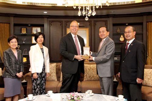 ประธานกสทช.ต้อนรับเอกอัครราชทูตแคนาดาประจำประเทศไทยแลกเปลี่ยนความคิดเห็นตลาดสื่อสาร พร้อมเชิญเยือน CRTC